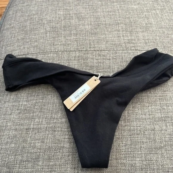 Skims Twist Thong - Picture 5 of 12